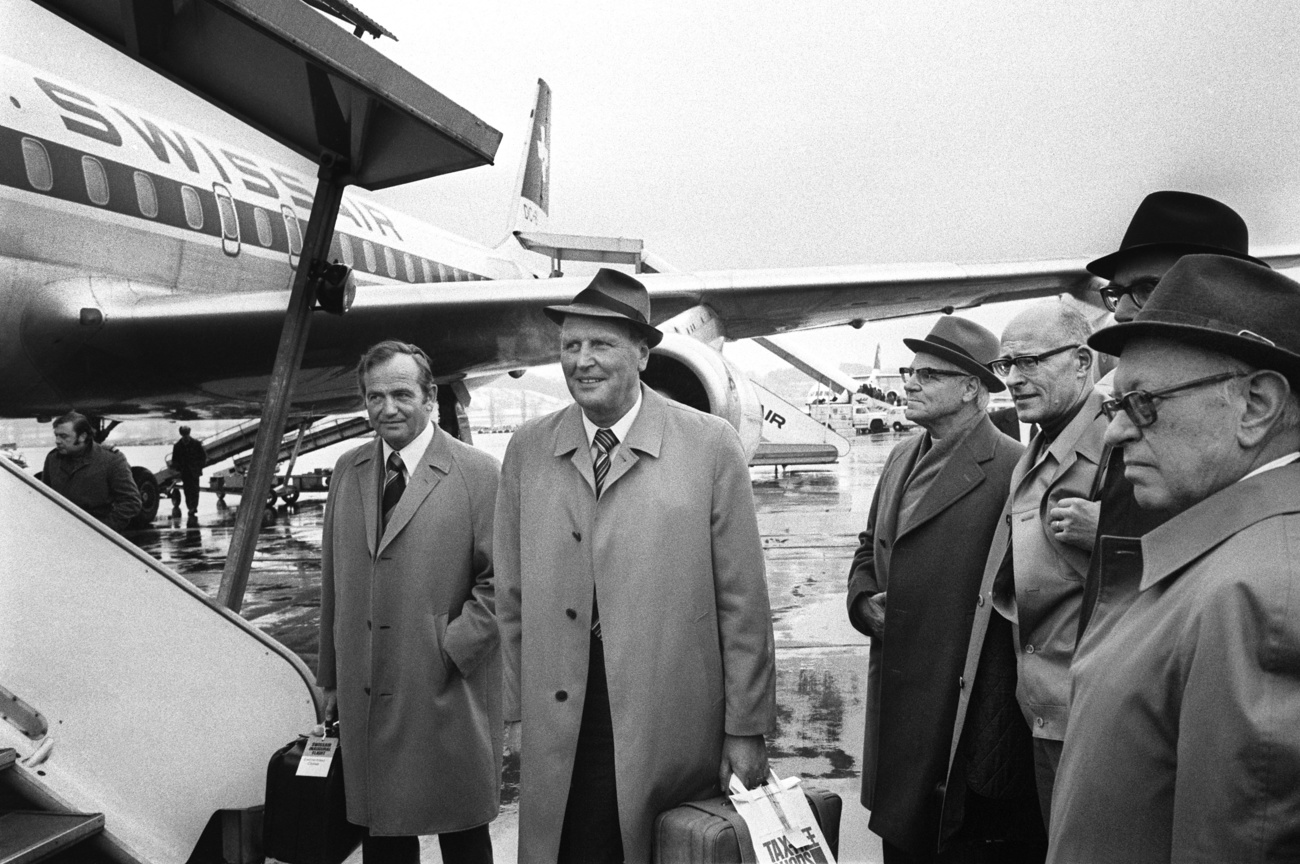 1975年4月6日，聯邦委員Willi Ritschard和Armin Baltensweiler(左)在蘇黎世機場，他們將搭乘瑞士航空Swissair的首航飛機，前往北京。