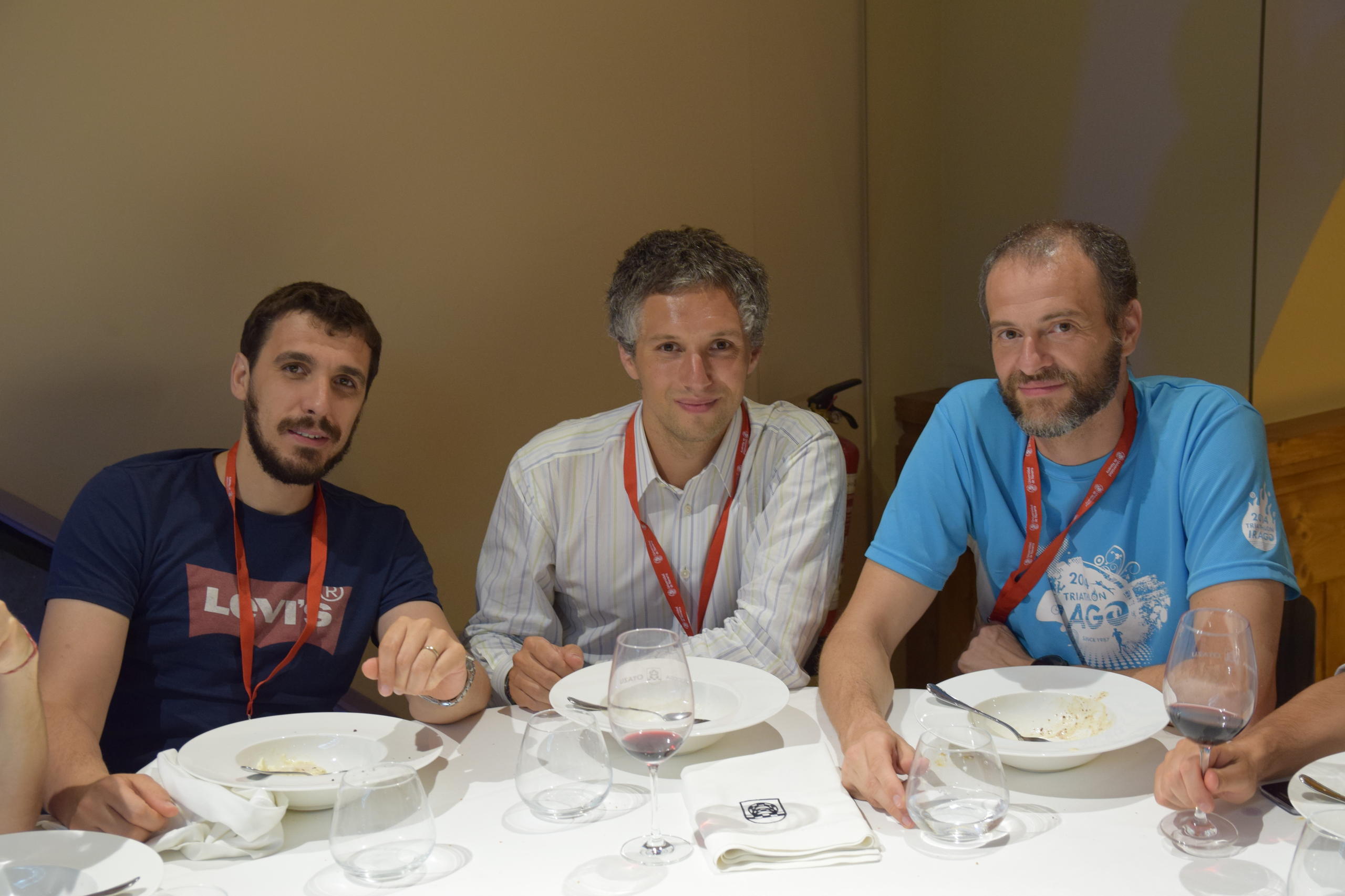 Trois hommes à une table de restaurant.