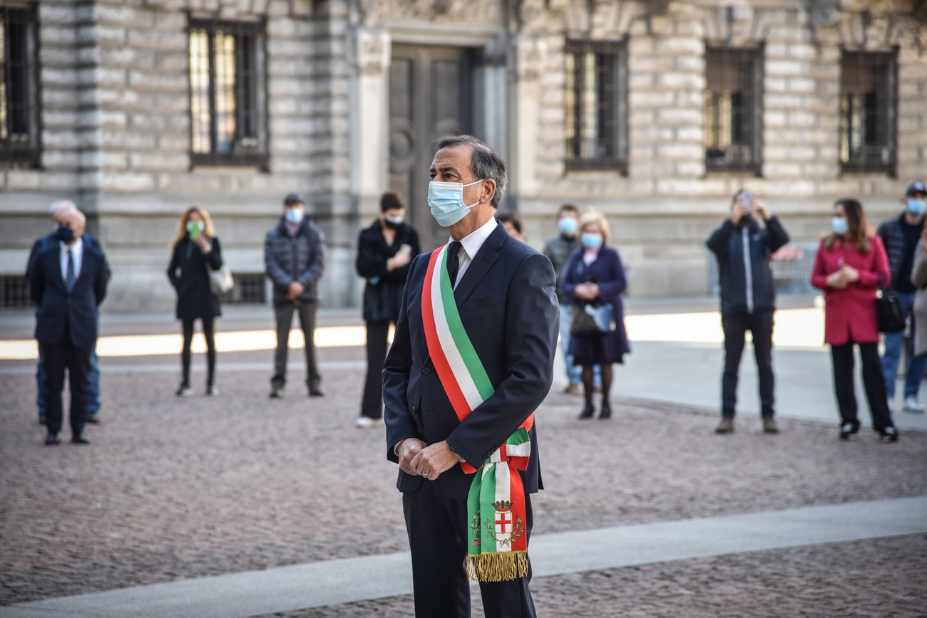 Il sindaco Giuseppe Sala con la fascia tricolore.