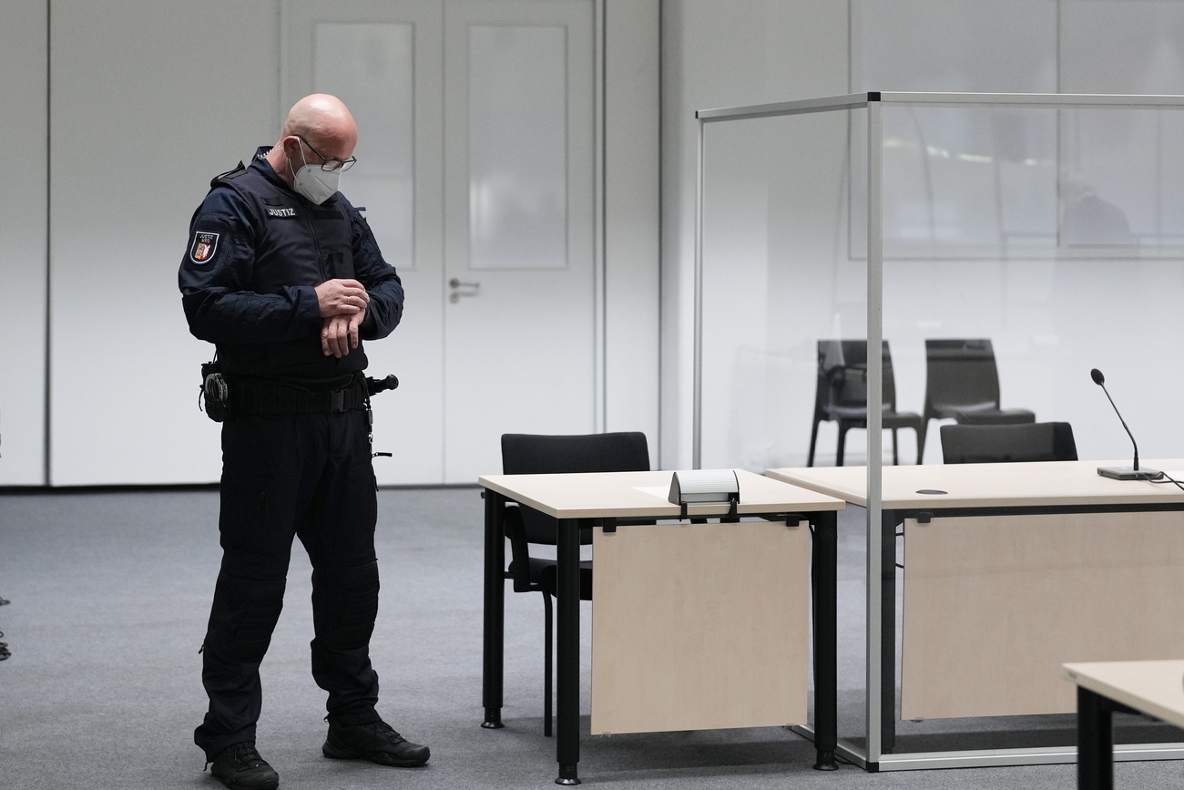 Un poliziotti giudiziale guarda l orologio in attesa della 96enne che alla fine non si è presentata.