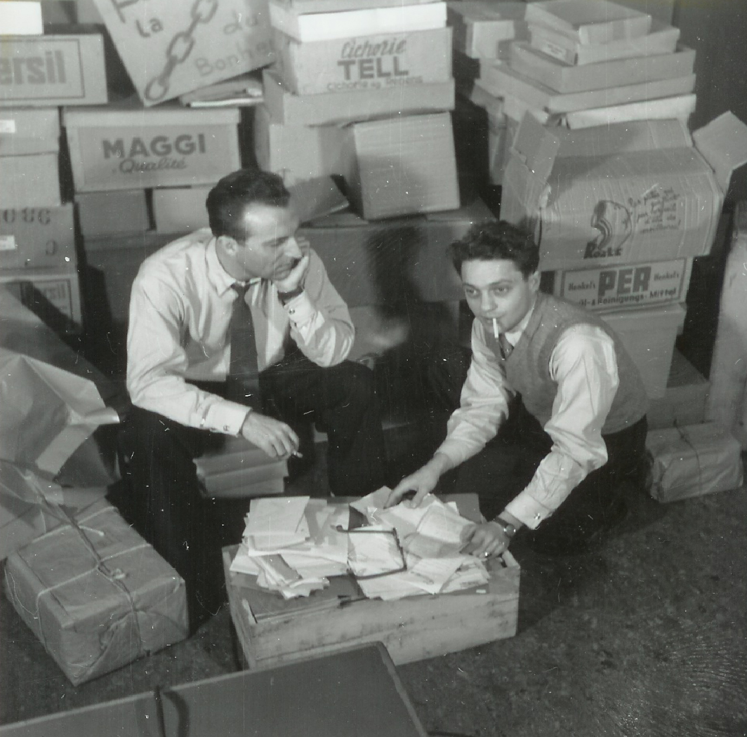 hommes assis dans des cartons