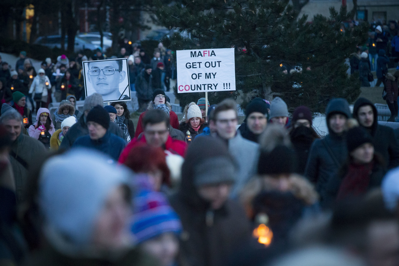 Un corteo con il cartello: Mafia get out of my country