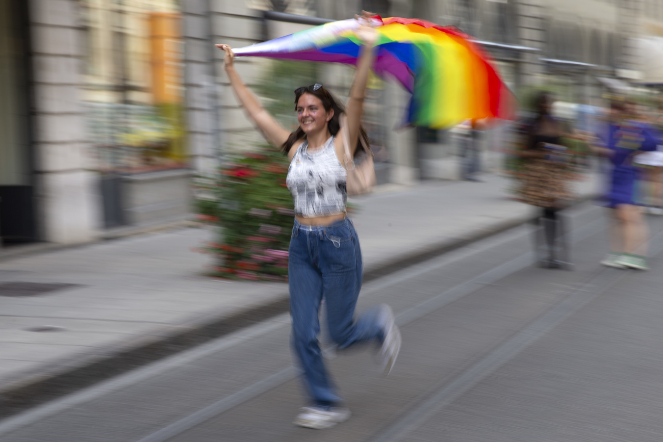 مثلية تحمل علماً ملونا في إحدى شوارع جنيف