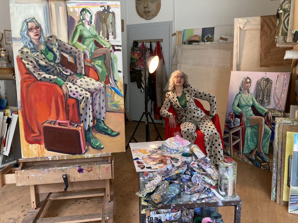 Esther Eppstein posiert im Atelier