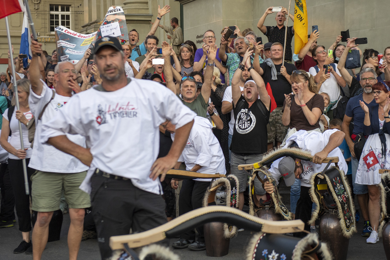 Le proteste in corso a Berna.