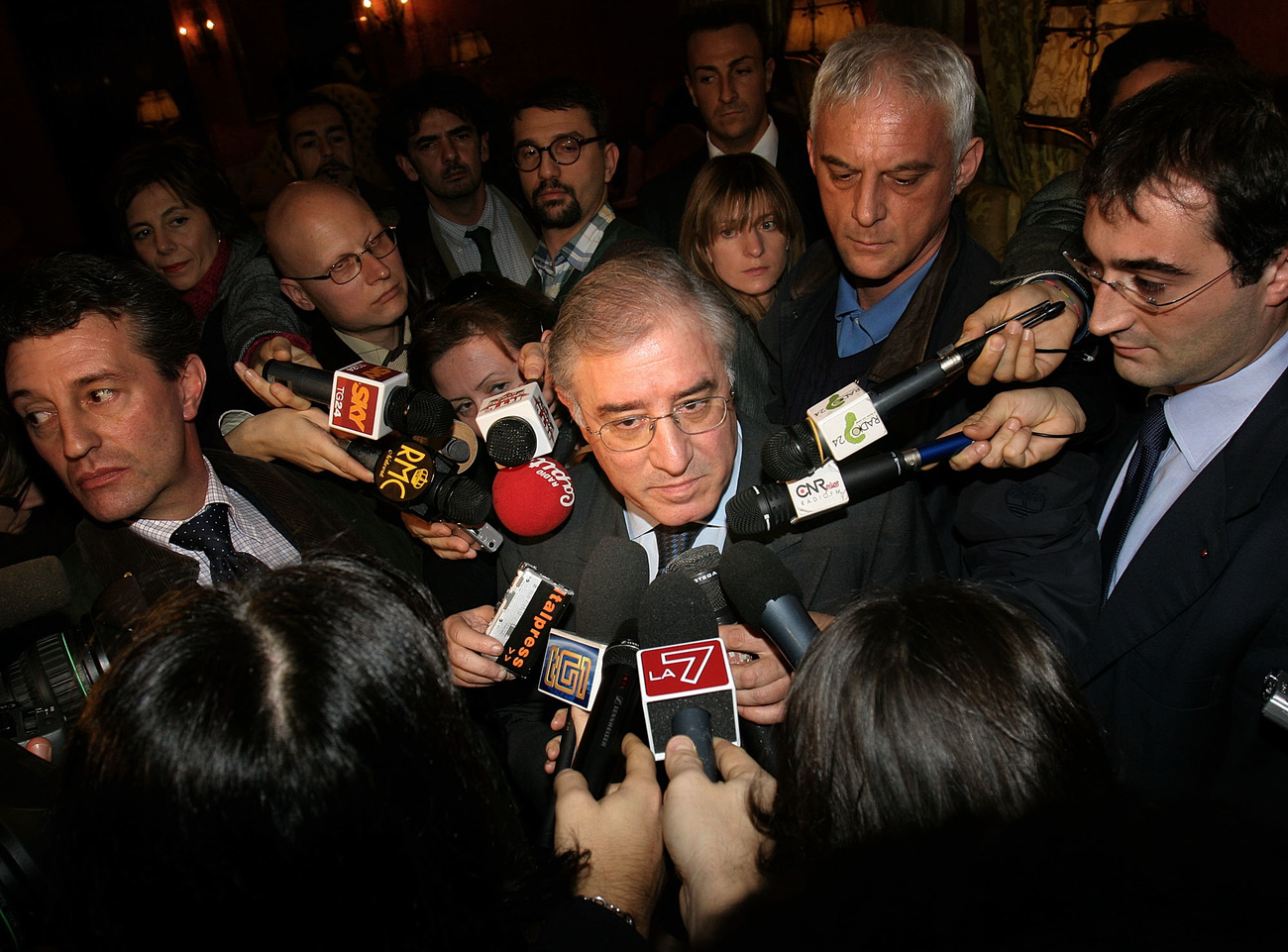 Marcello Dell Utri circondato dai giornalisti