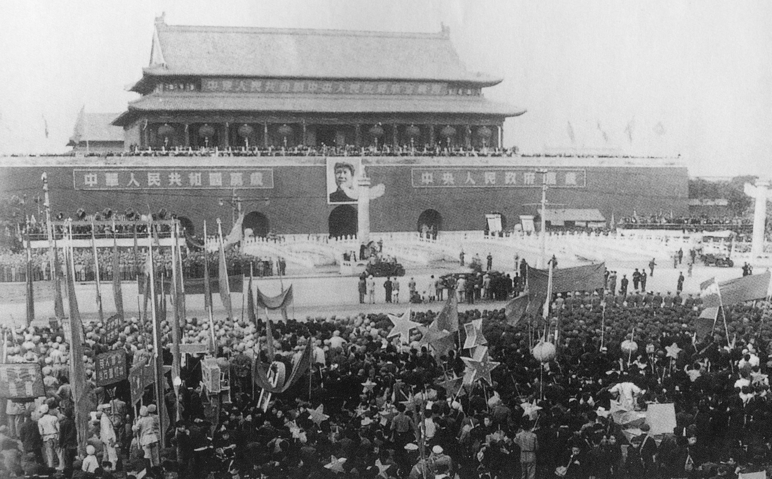 毛沢東は北京の天安門広場で、中華人民共和国の建国を宣言した、1949年10月1日