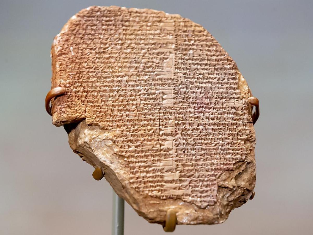 La "tablette de Gilgamesh", joyau mésopotamien, restituée à l'Irak - SWI  swissinfo.ch