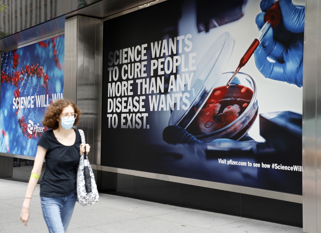 Lo slogan della Pfizer nella sede centrale a New York: La scienza vuole curare più di quanto la malattia vuole esiste.