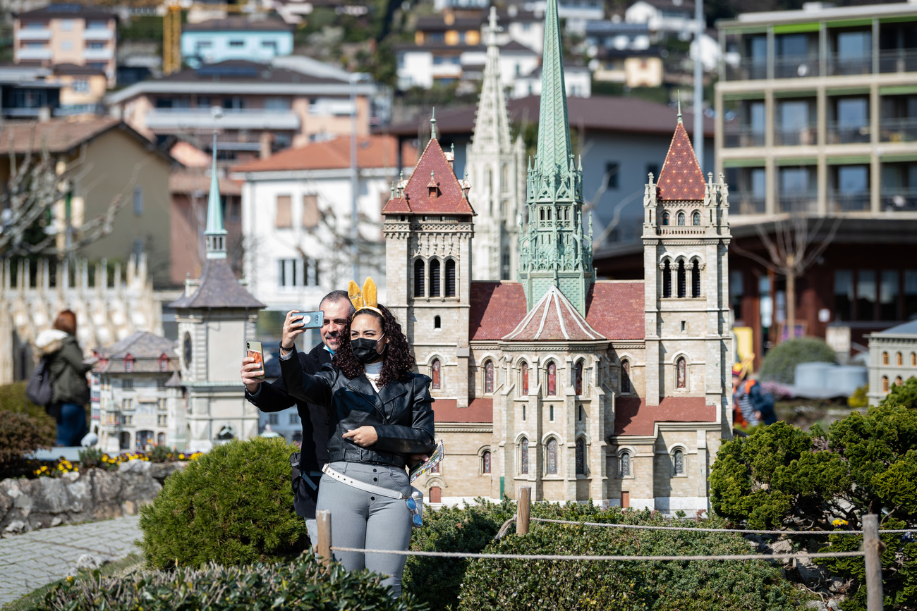 Couple posing in front of miniatiure model of Lausanne cathedral