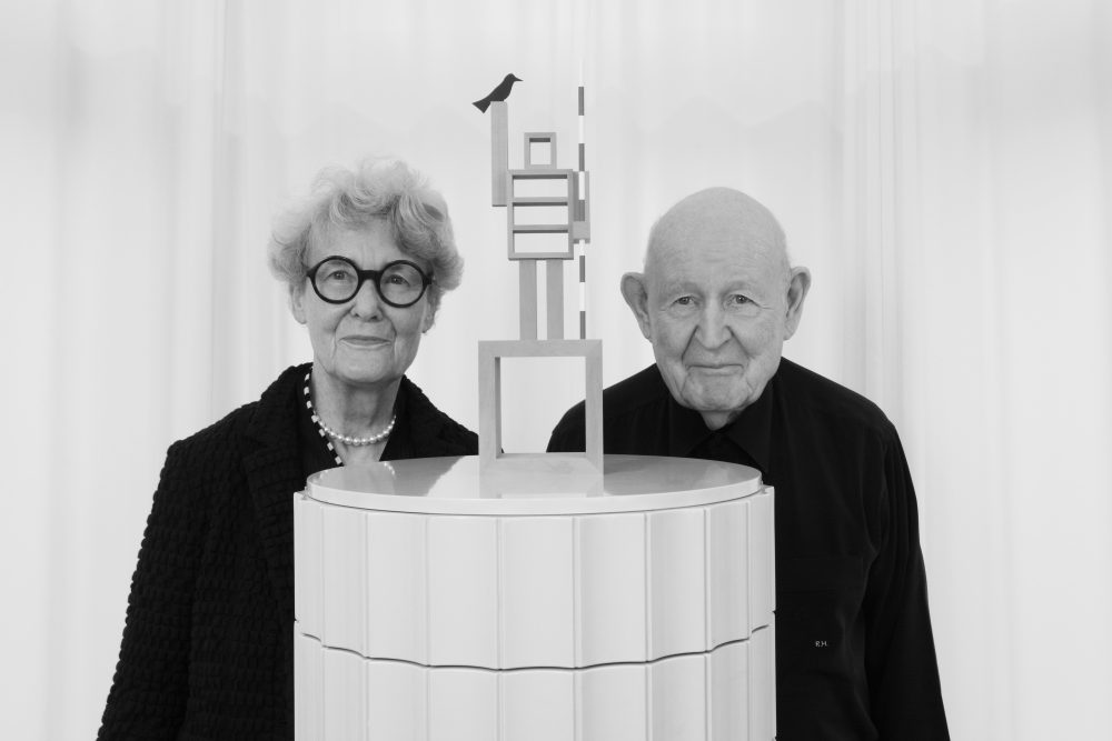 Gli Haussmann con una scultura