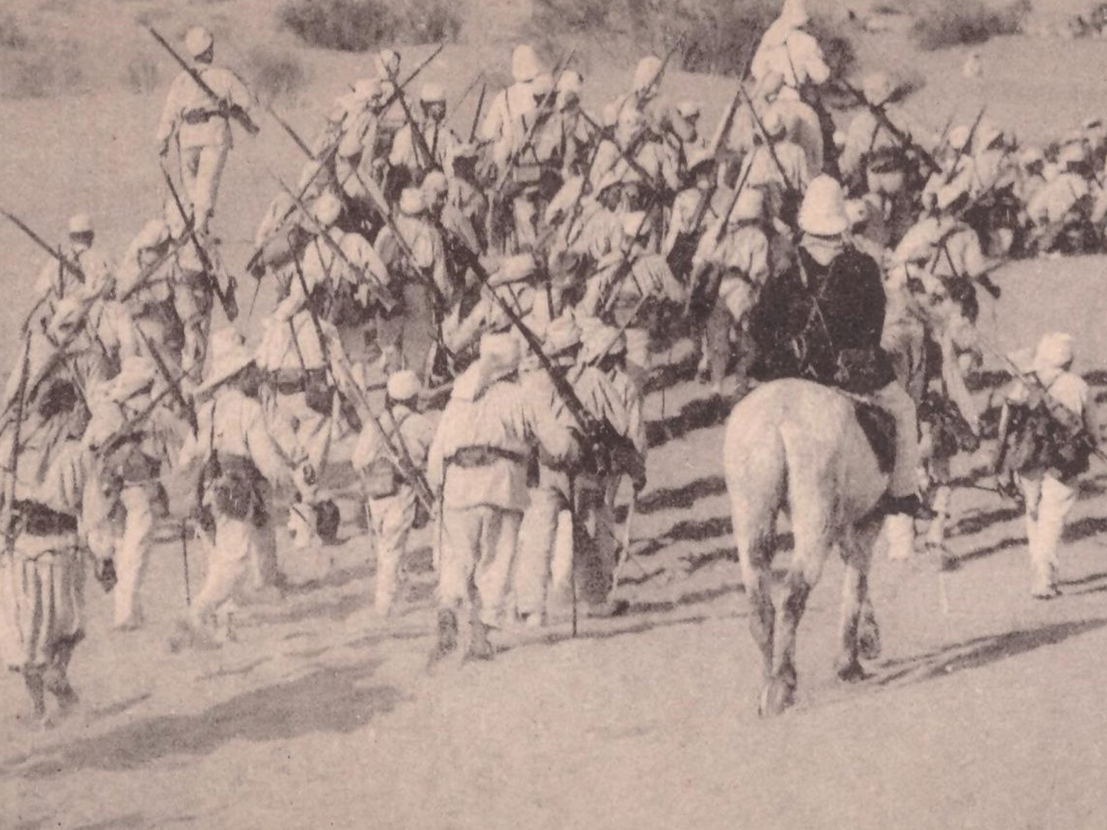 Troupe de légionnaires marchant dans le désert en 1905.
