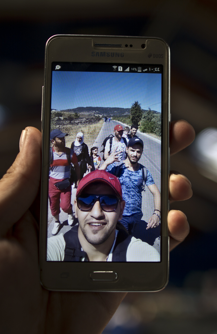 un migrante muestra un selfie de él en la ruta del exilio