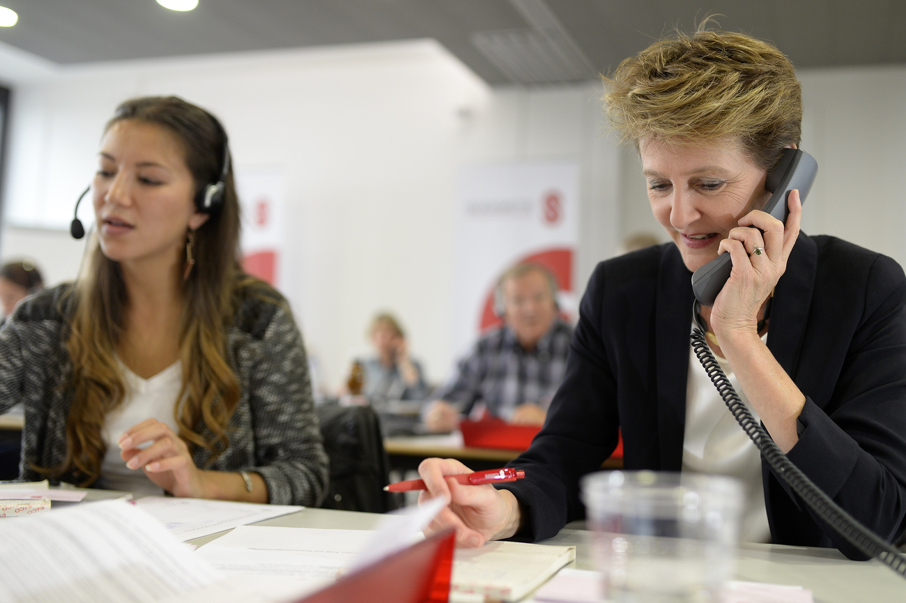 Bundesrätin Simonetta Sommaruga nimmt bei einer Spendenaktion der Glückskette telefonisch Zusagen entgegen