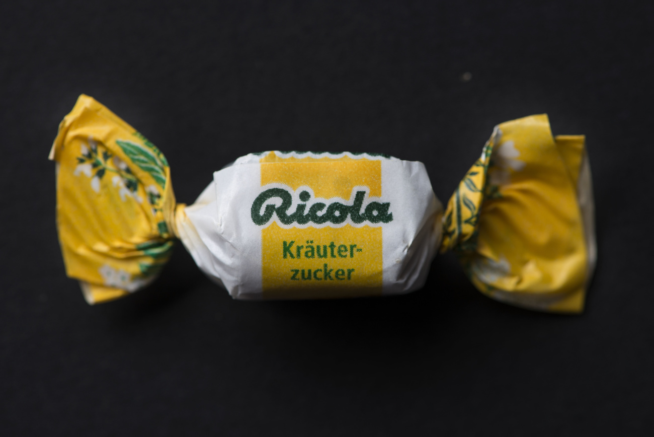 Una caramella Ricola incartata singolarmente.