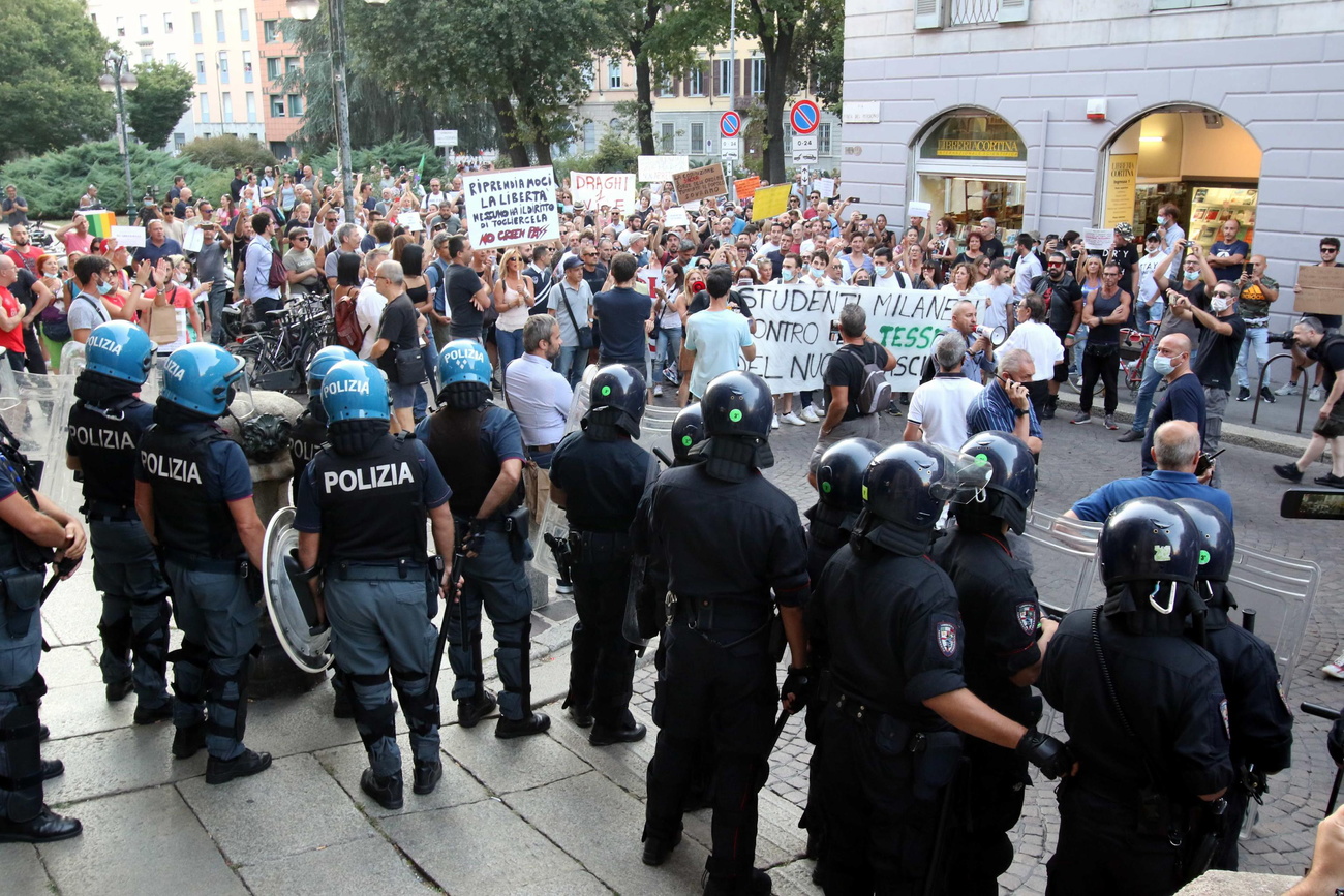 Manifestanti no vax a Milano con la polizia.