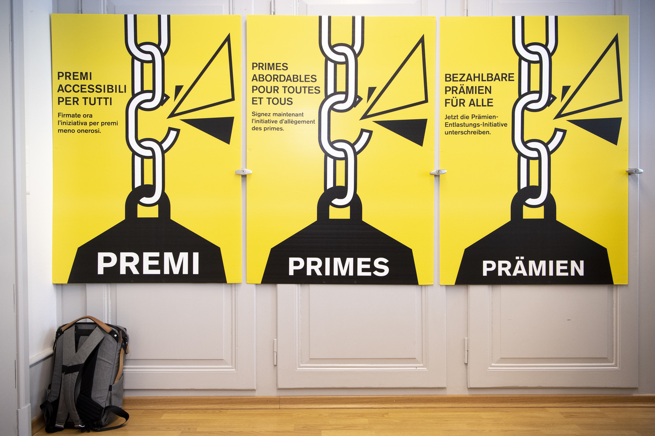 I manifesti per la raccolta di firme contro l aumento dei costi dell assicurazione malattia.