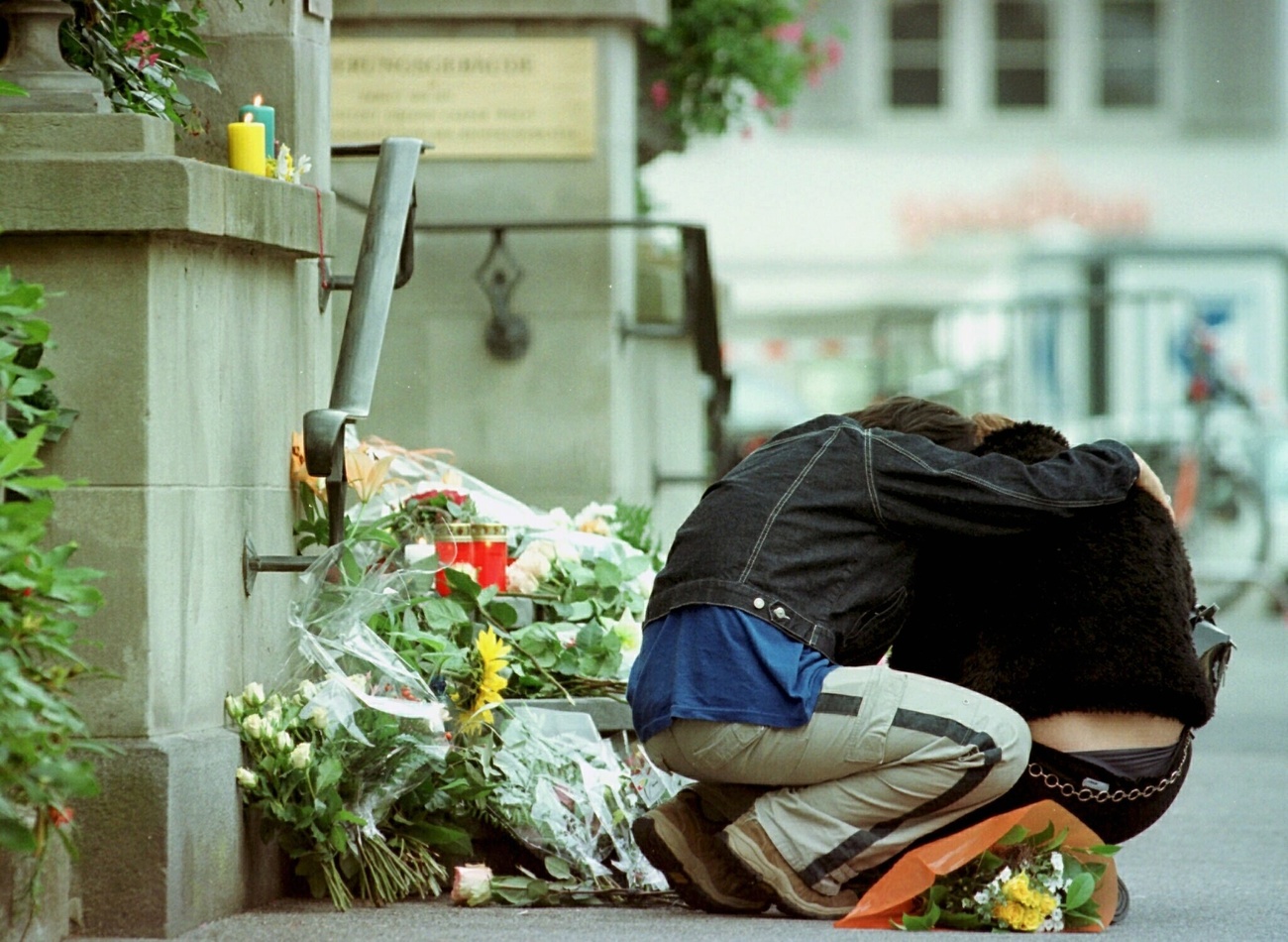 Un hombre abraza a una mujer.