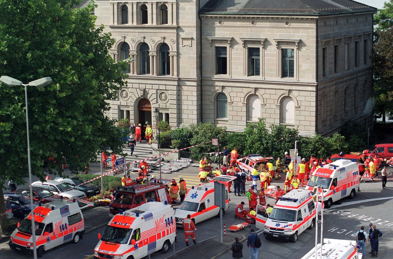 Media docena de ambulancias frente a un edificio