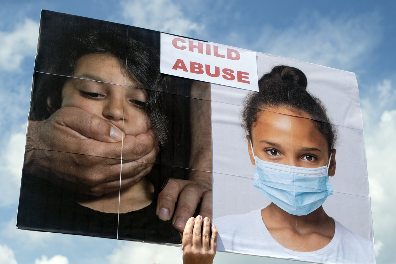 Cartello contro gli abusi sui bambini.