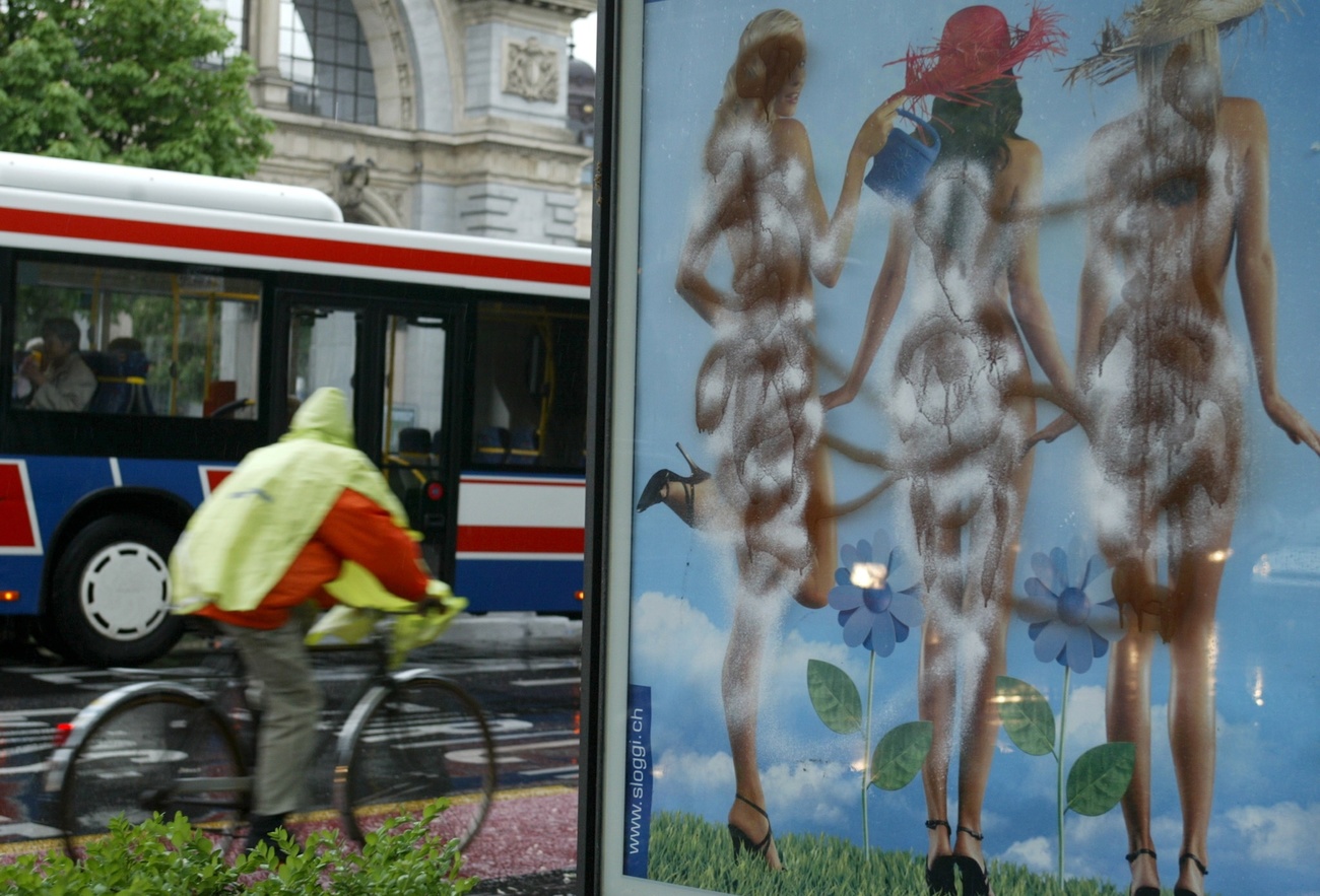 affiche montrant 3 femmes dénudées vandalisée