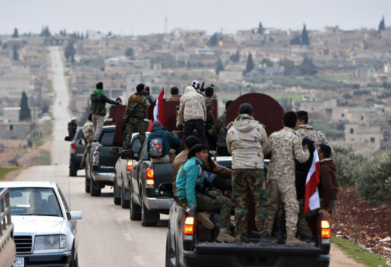 قافلة سيارات تقل أفرادا تابعين لميليشيات مسلحة شمال سوريا
