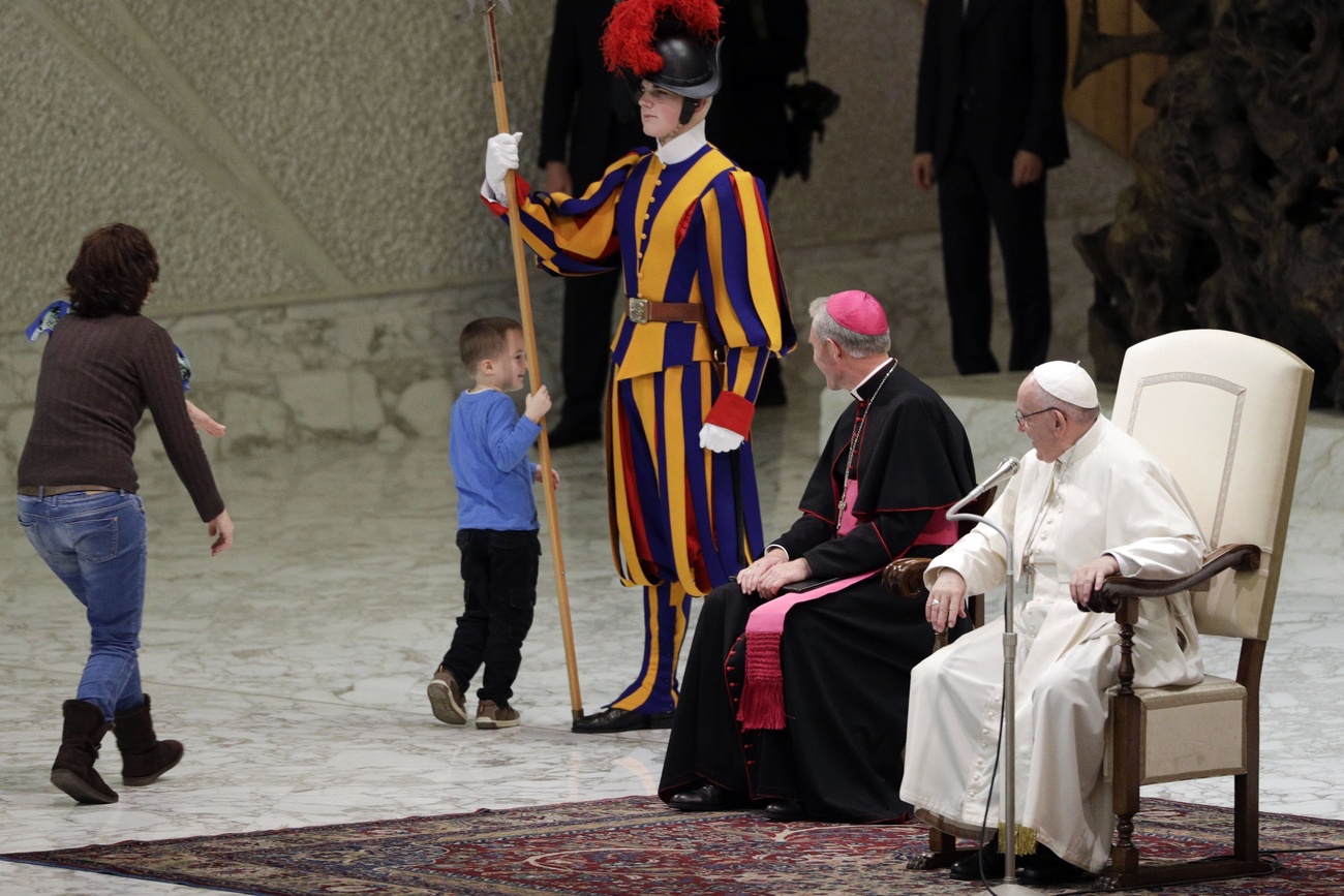 guardia svizzera di fianco al Papa