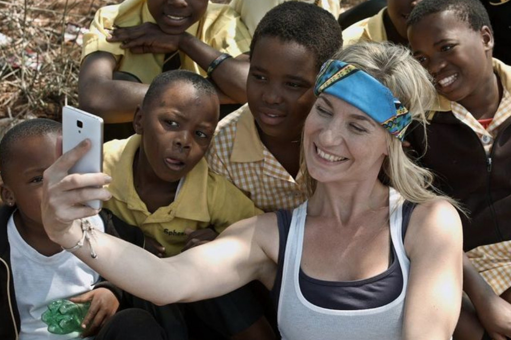 許多明星在非洲與黑孩子拍張照片就會得到一片讚頌。