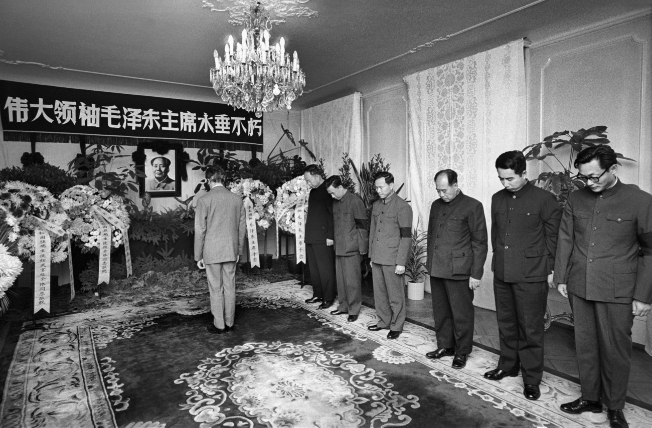 ベルンの中国大使館で故・毛沢東の葬儀が行われ、大使館職員のみが出席した