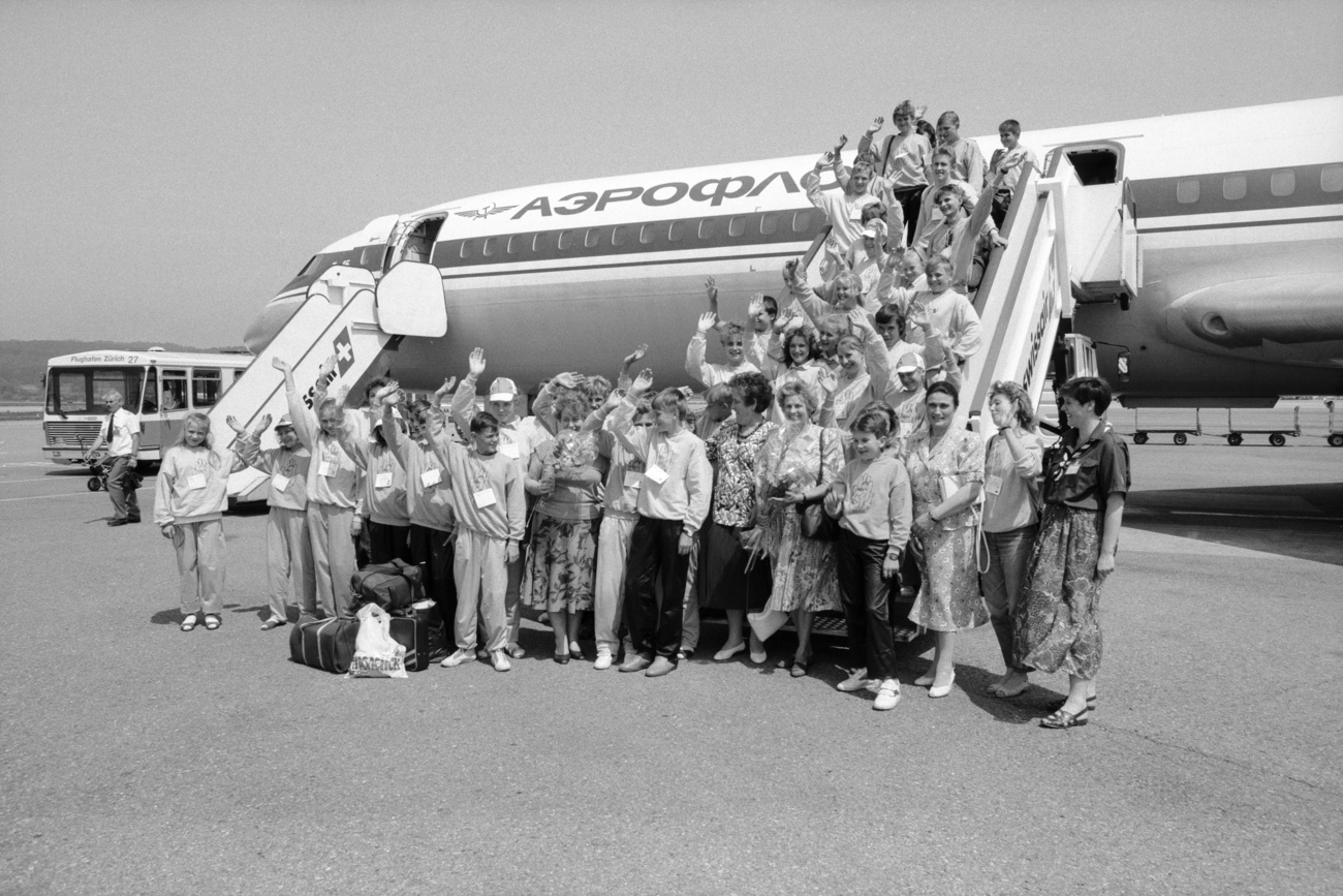 Kinder aus Tschernobyl vor Aeroflot-Flugzeug