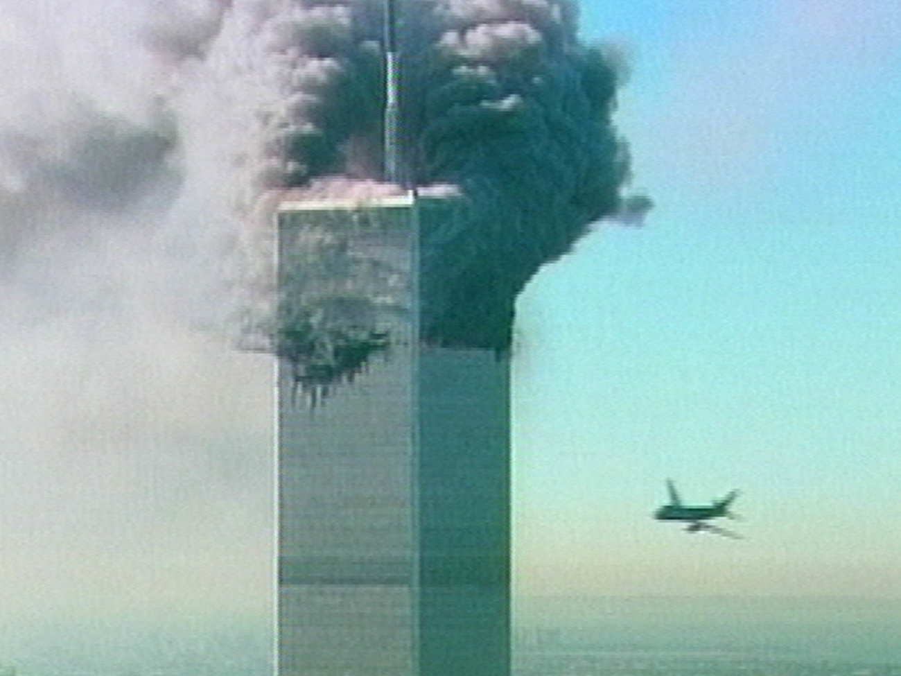 aereo che si sta per schaintare contro la torre del world trade center