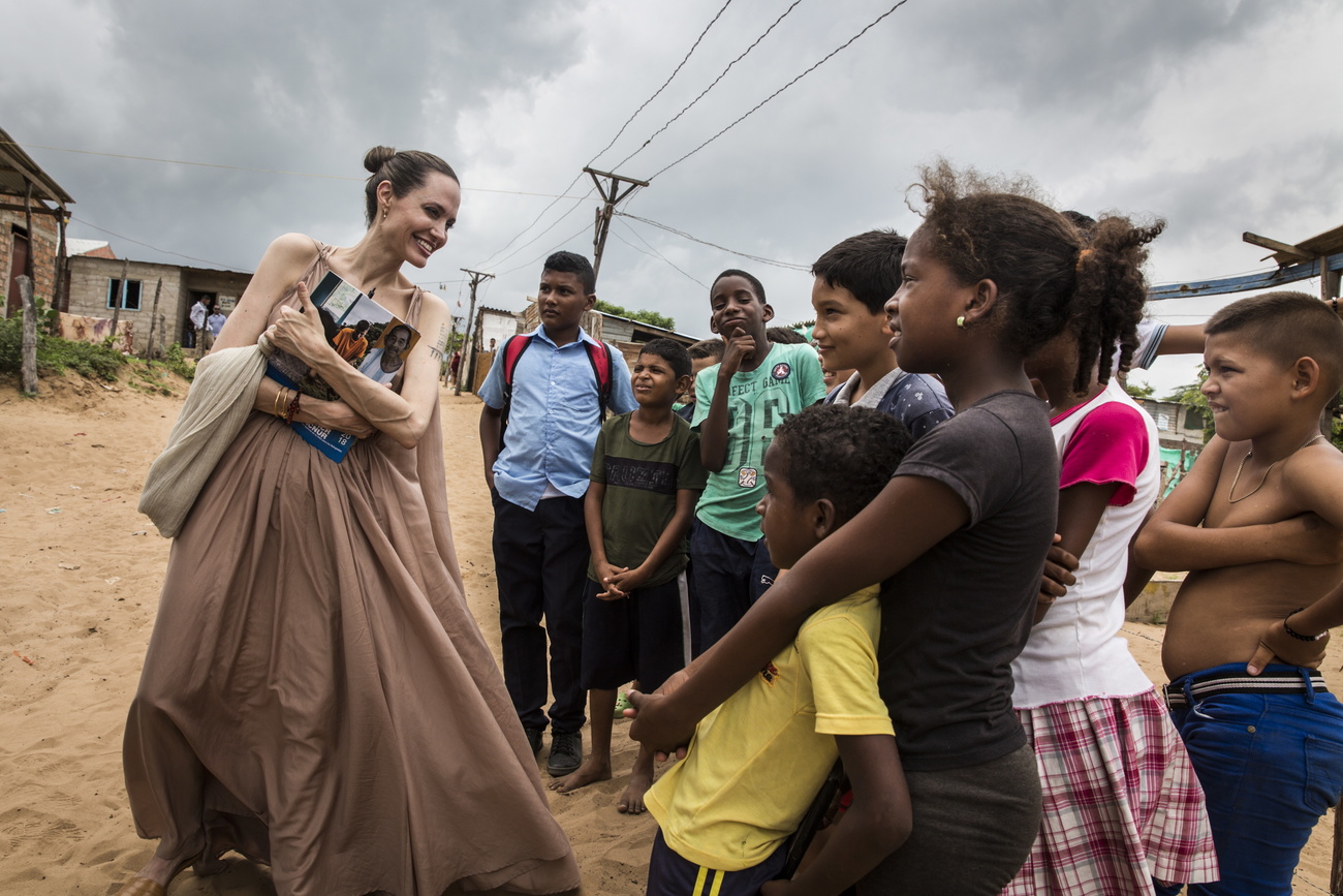 Angelina Jolie con un grupo de niños.