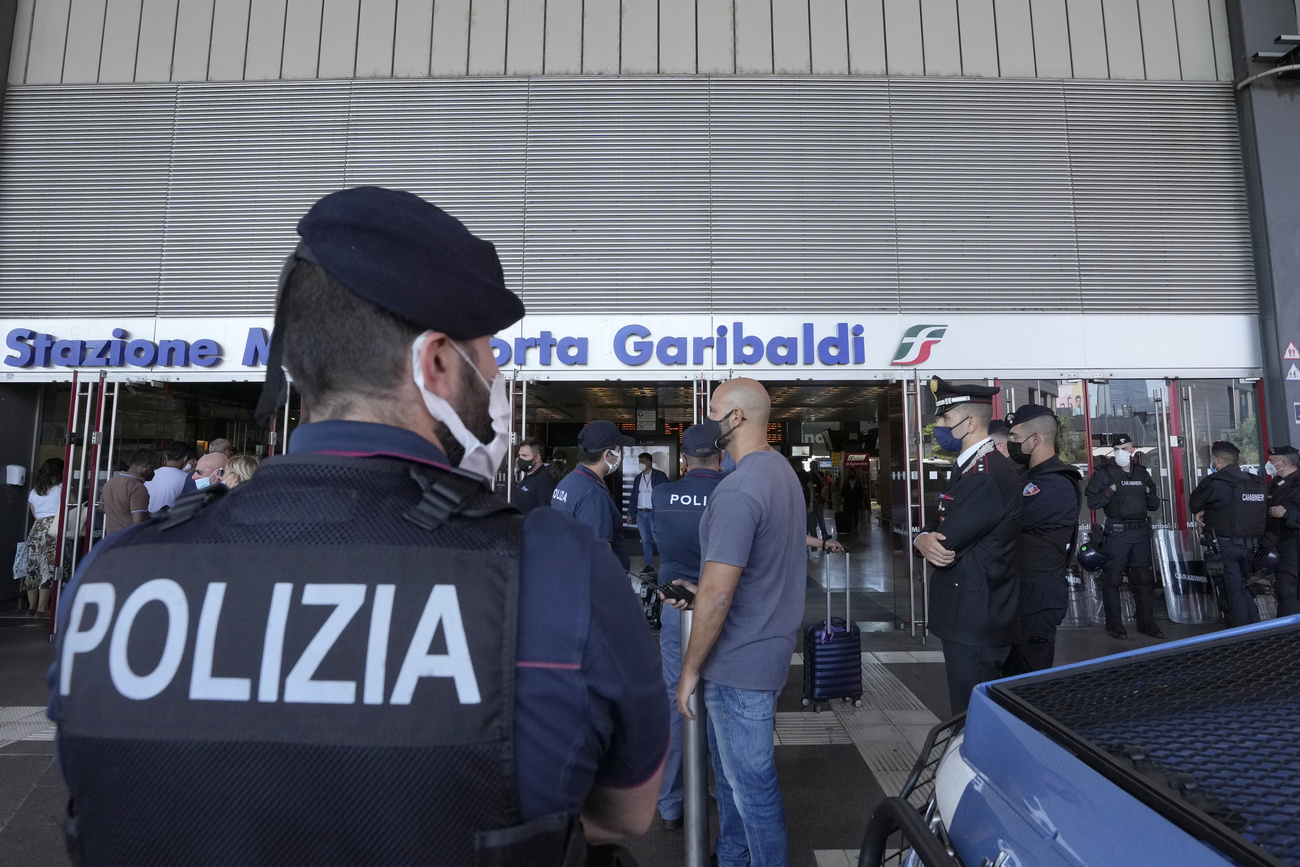 La Stazione Garibaldi a Milano presidiata dalle forze dell ordine.