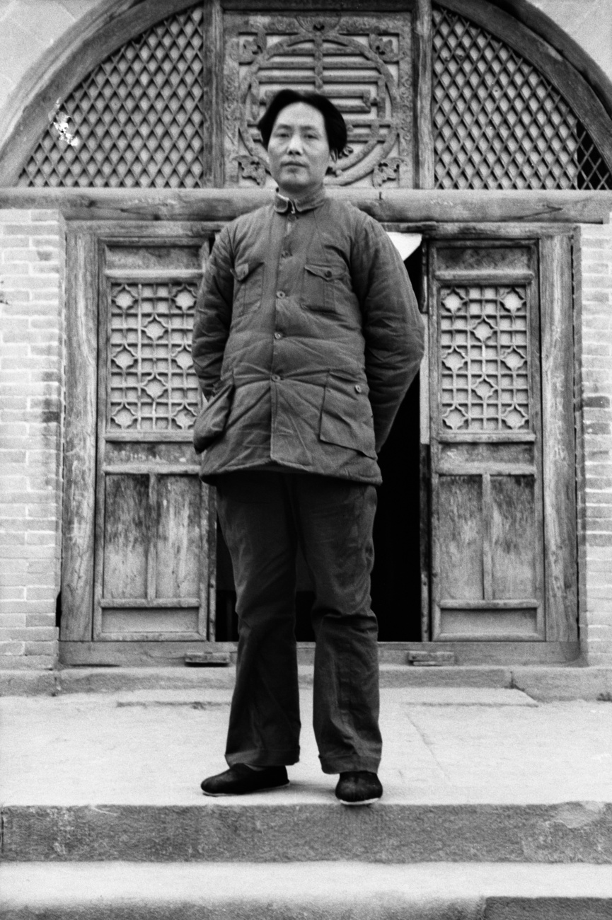 紅衛兵学校の入り口前に立つ毛沢東、中国・延安、1938年