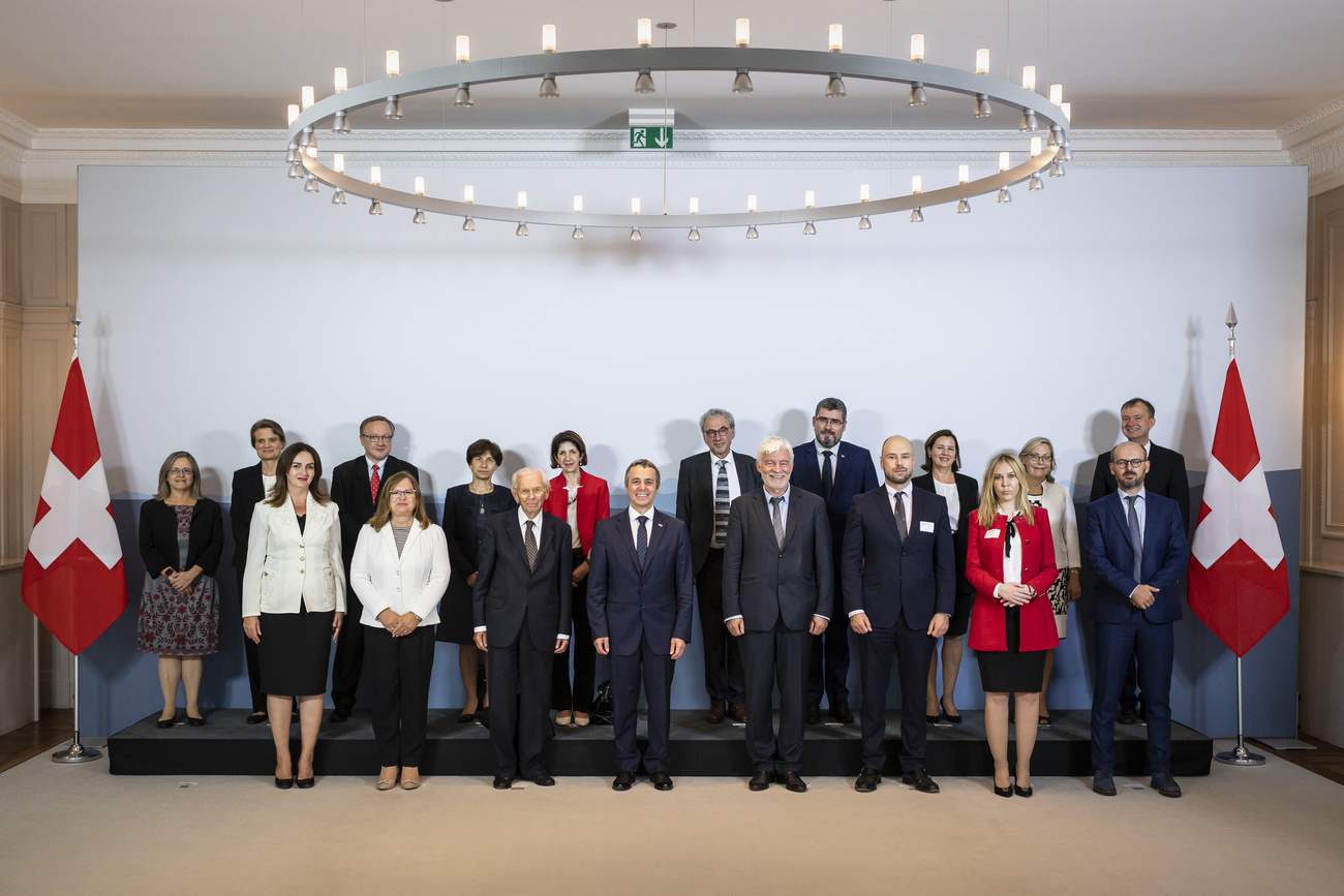 Grupo de personas ponsando para la foto