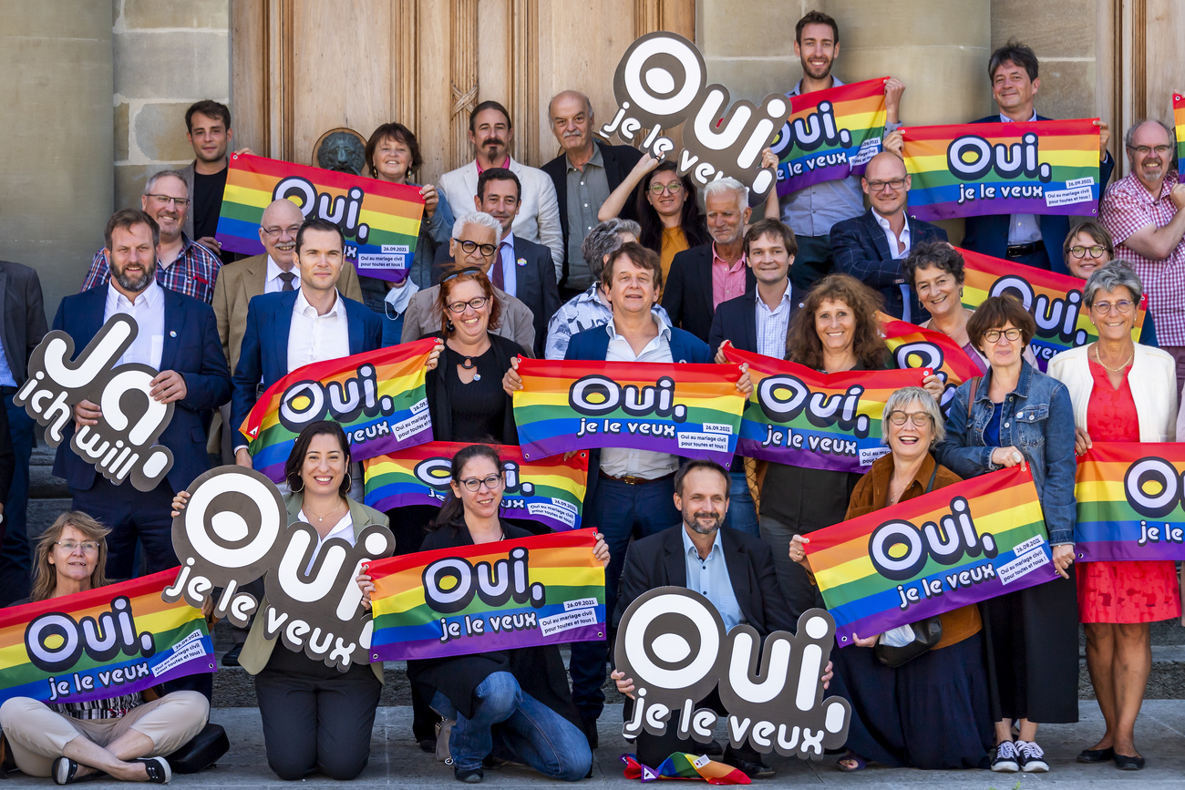 Groupe qui tient des pancartes oui je le veux