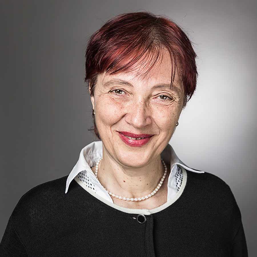 科妮莉亞·帕利文(Cornelia Palivan)是巴塞爾大學的物理化學教授，也是巴塞爾瑞士奈米技術研究所的成員。