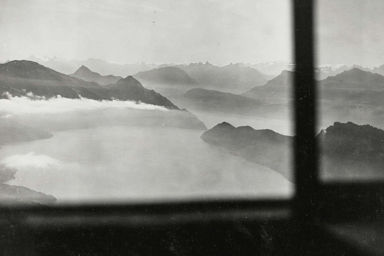 lago e montagne viste da una finestra del dirigibile