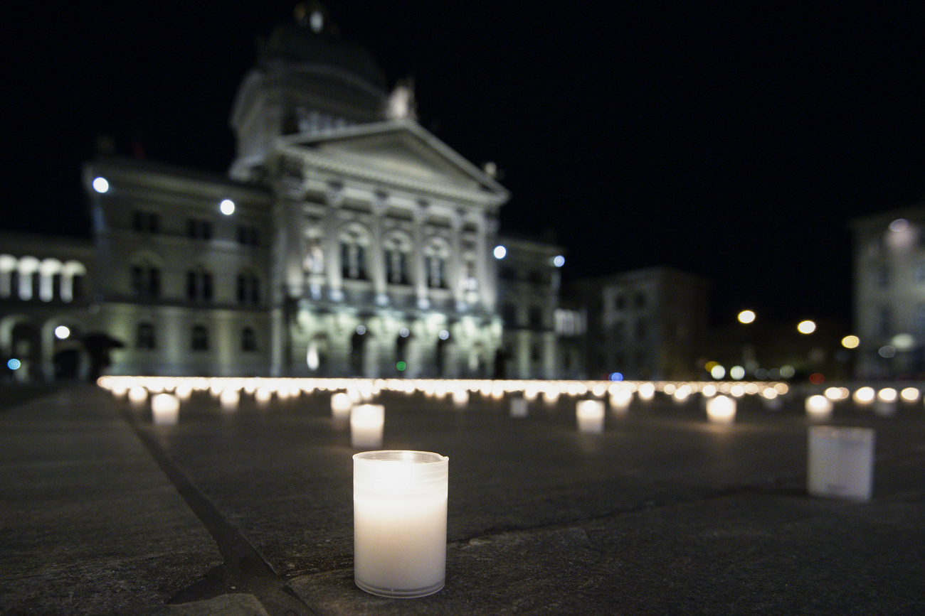 candele accese su una piazza