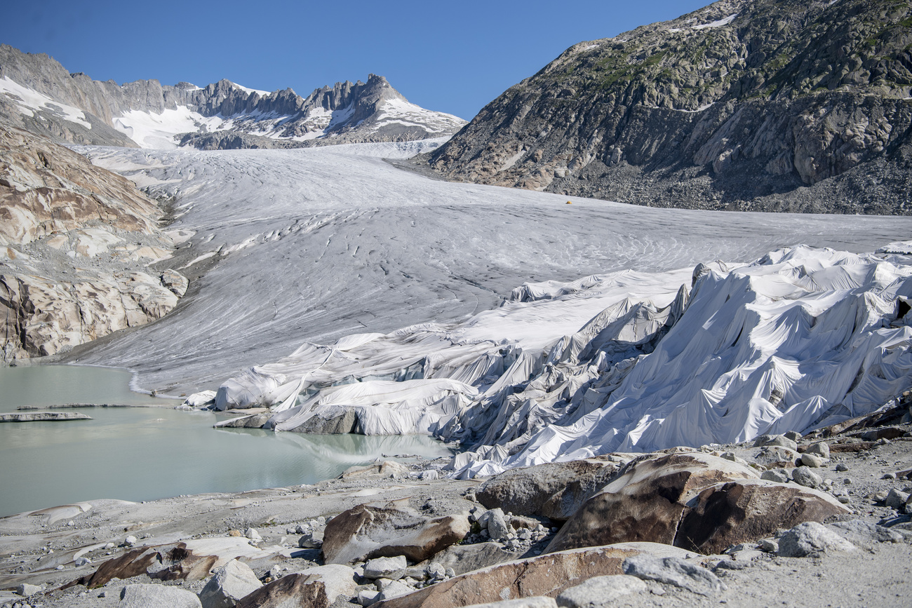 Una vista dal basso del ghiacciai del Rodano
