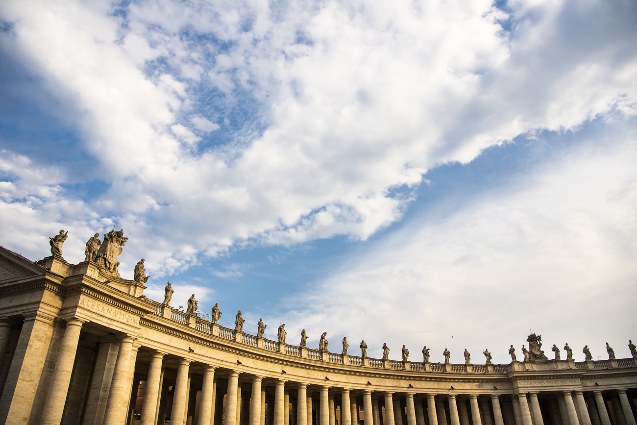 colonne si stagliano contro cielo azzurro macchiato da nuvole bianche