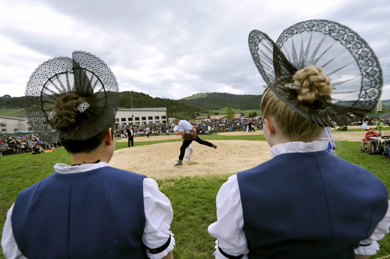 Zuschauerinnen an einem Schwingfest in Unteriberg 2017