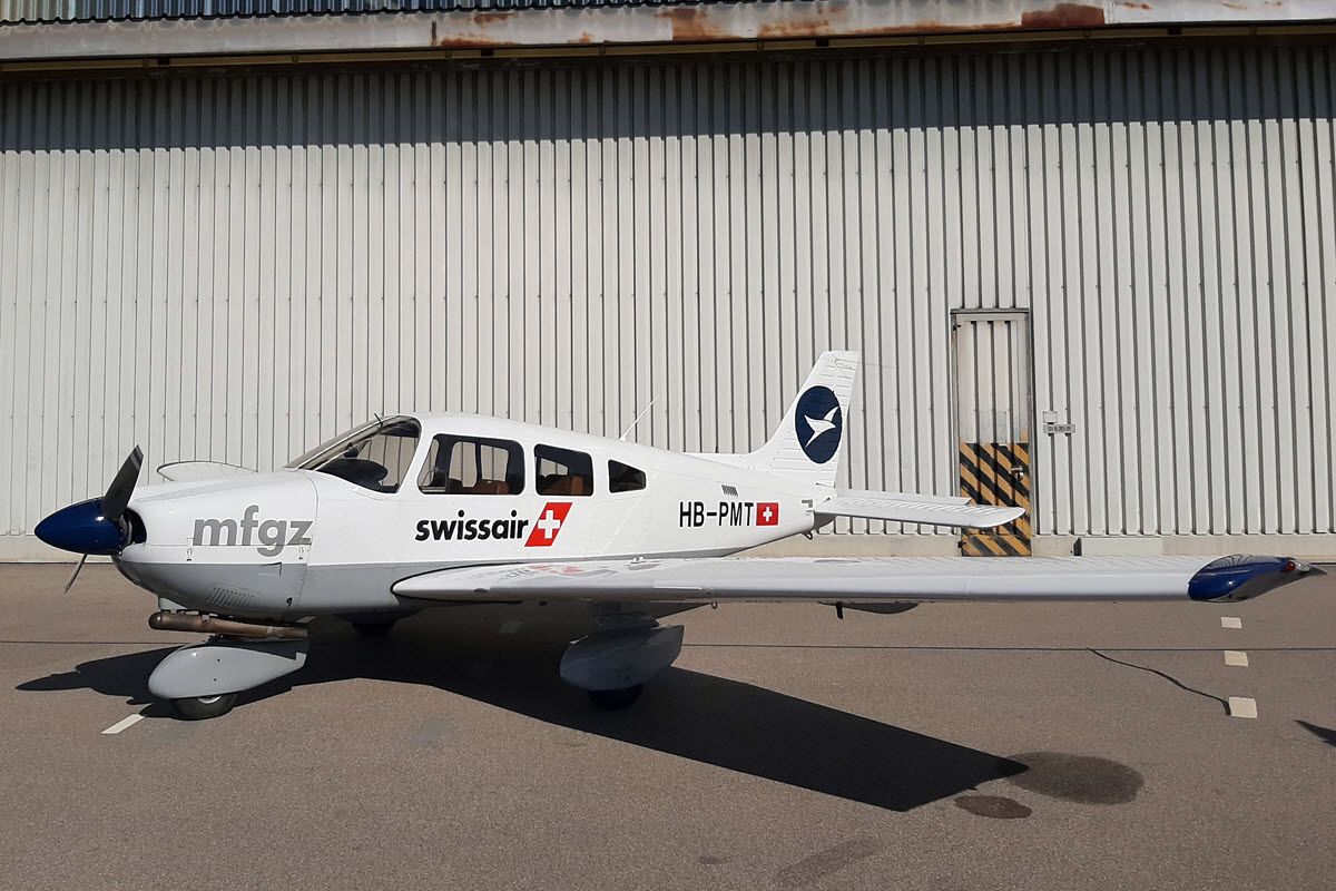 Flugzeug Piper Archer in Zürich mit Swissair-Logo