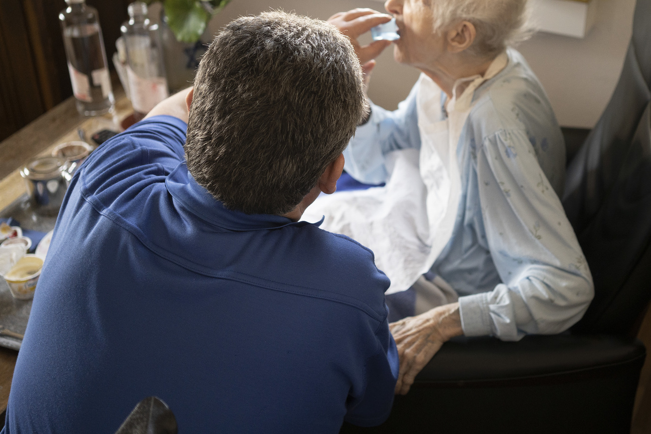 调查报告作者认为，新冠疫情导致养老院护理人员的工作条件进一步恶化。