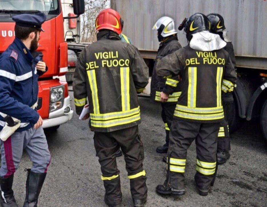 Vigili del fuoco in azione.