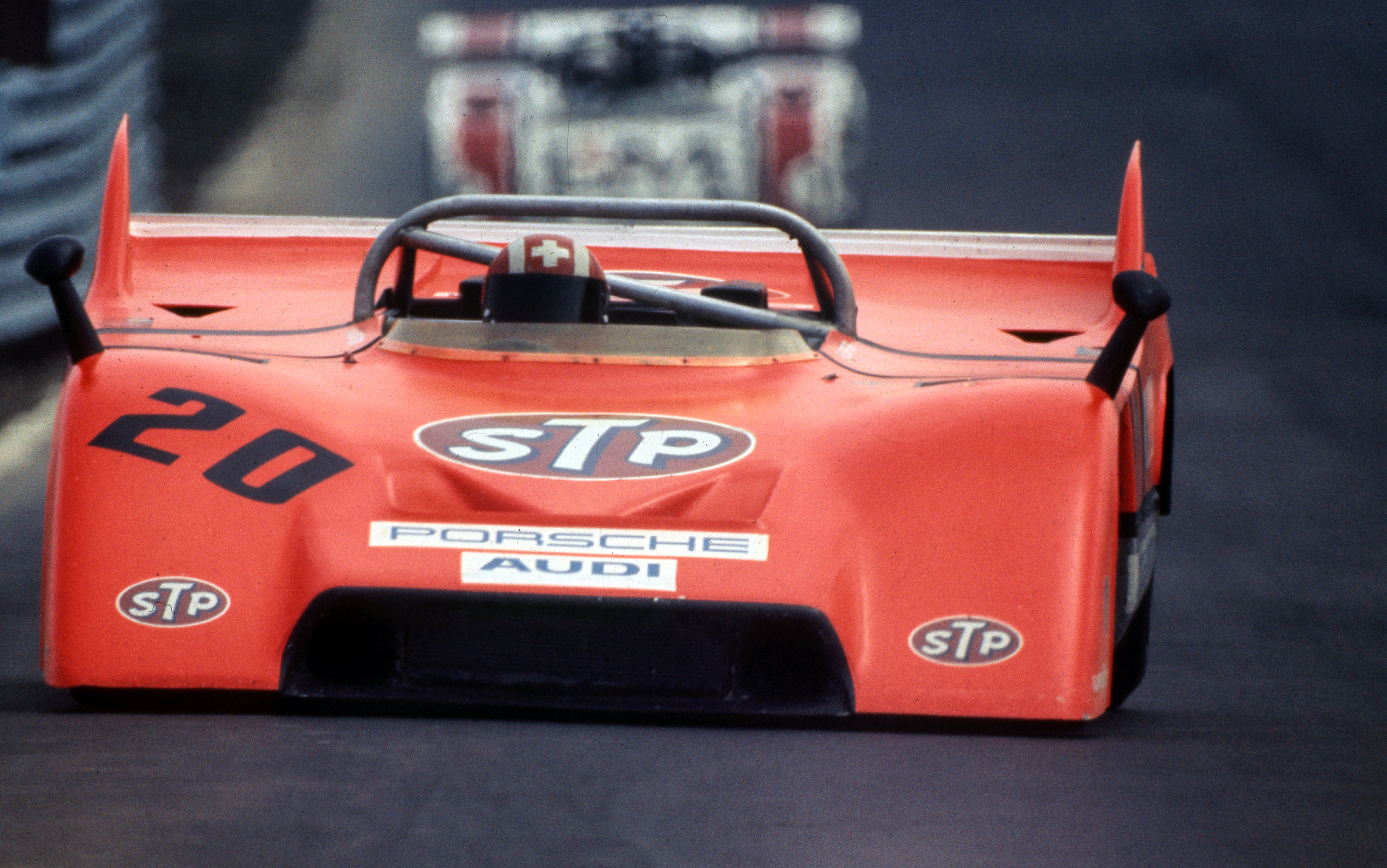 Mission in Rot: Jo Siffert begeisterte die US-Fans mit seinem Fahrkönnen im unterlegenen Porsche.