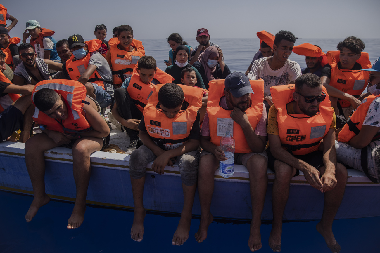 Una barca strabordante di migranti.