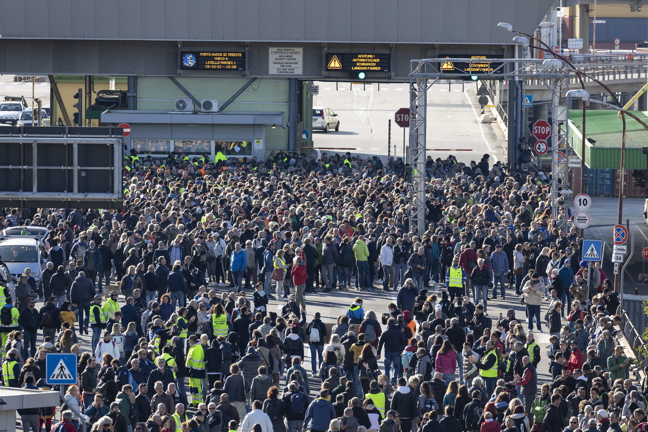 Al porto di Trieste la più grande manifestazione contro il green pass sul posto di lavoro.