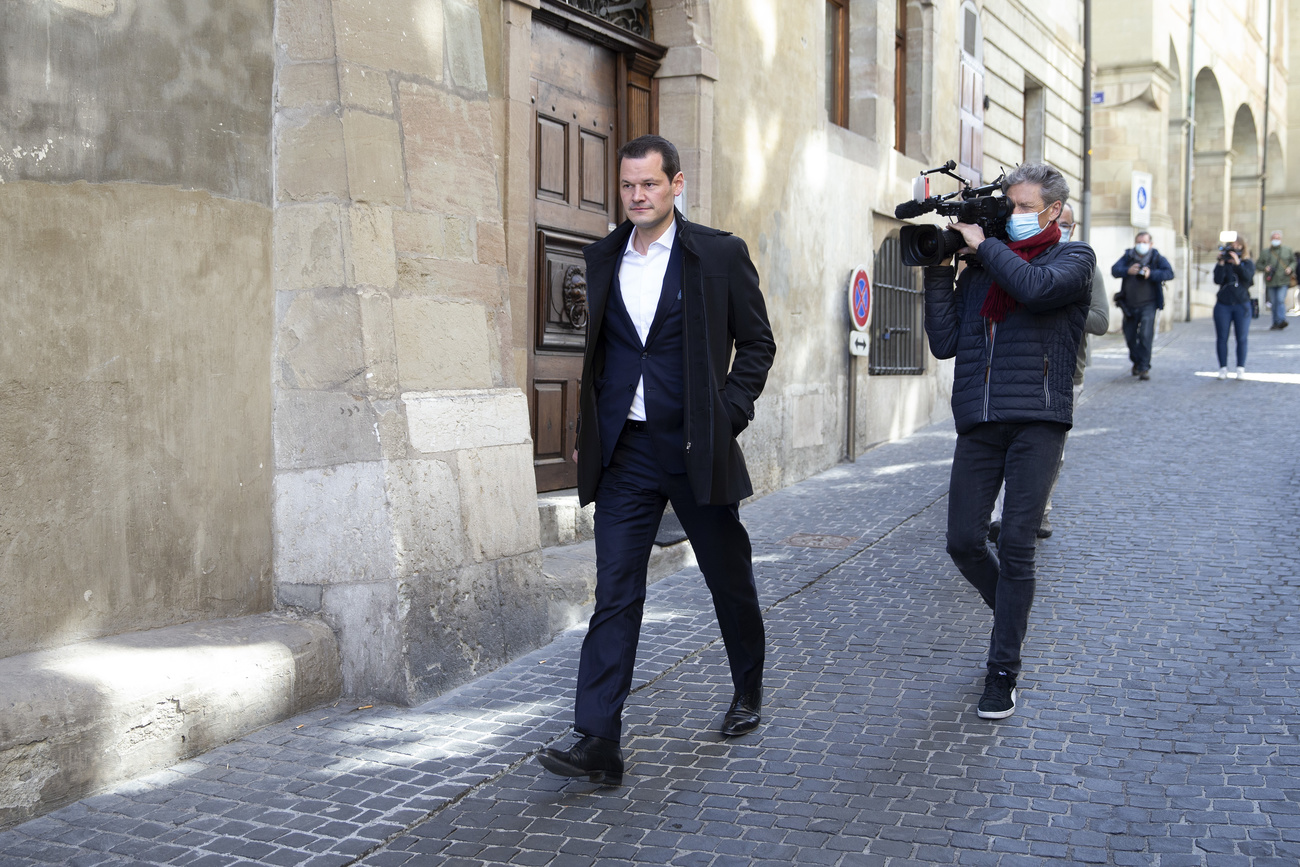 Pierre Maudet in città vecchia a Ginevra inseguito da un cameramen.