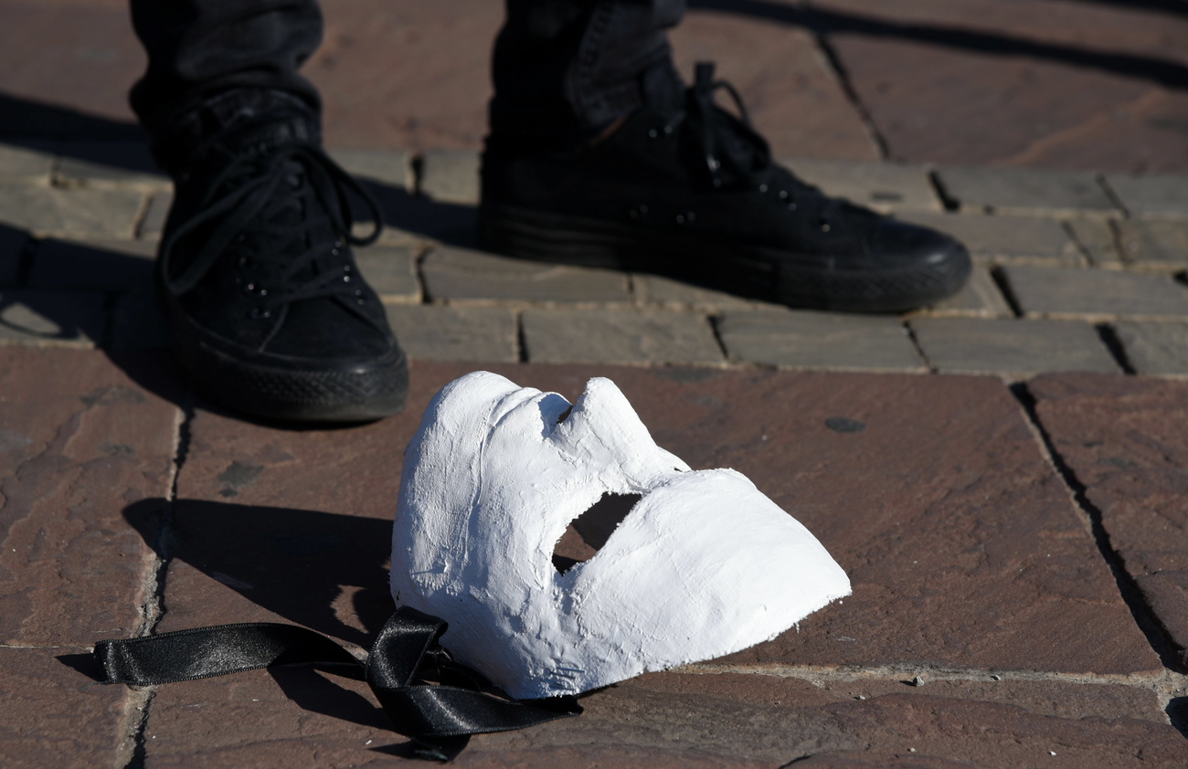 maschera bianca per terra